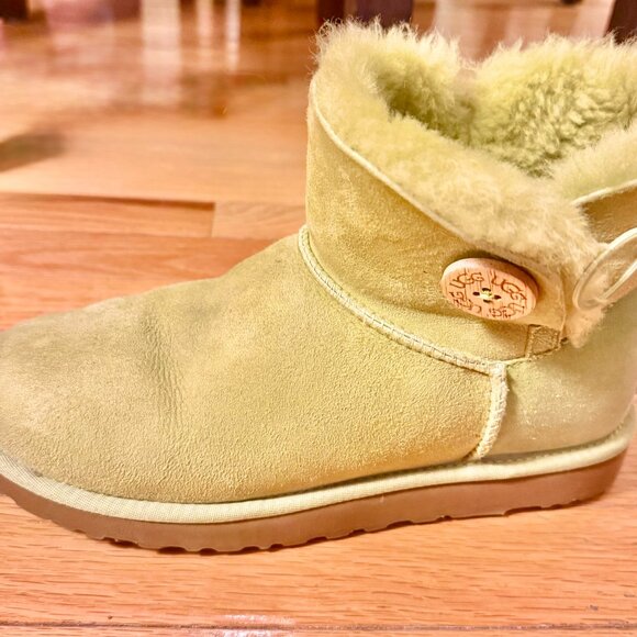 Women's Size 9 chartreuse UGG - Picture 2 of 7